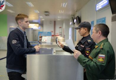 Лиц призывного возраста проверяют в аэропорту Якутска