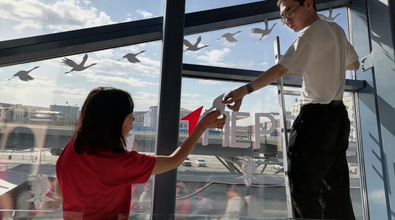 Школьники из Движения Первых ко Дню Победы украсили окна аэропорта Якутска, почты и торгового центра «Туймаада»