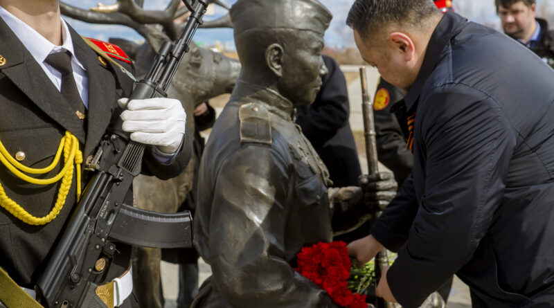 Спикер Гордумы Альберт Семенов возложил цветы к стеле Победы